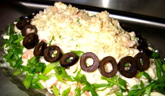 Рыба с зеленым салатом, кунжутом и маслинами